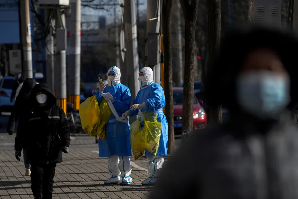 Kinesiske myndigheter forsøker å unngå nye protester mot smitteverntiltakene i helgen. Det loves lettelser i flere storbyer, blant annet Beijing og Shanghai – til tross for at registrerte smittetilfeller ligger nær en rekord i Kina.