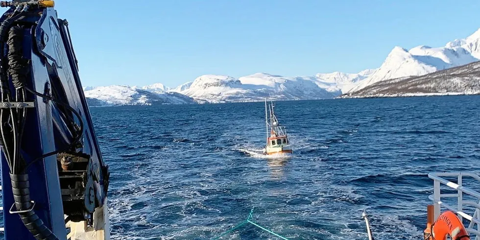 Her har hurtigbåten «Kvænangen» satt slep på fiskebåten som fikk motortrøbbel.