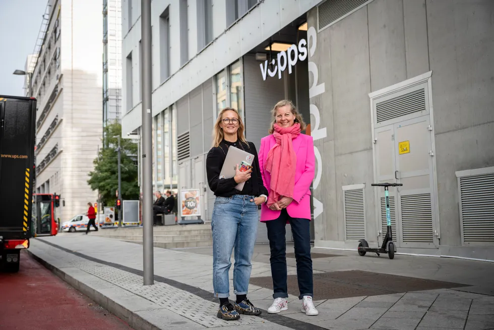 Elisabeth Haug, (til venstre), tidligere sjef for Vipps Mobil og Berit Svendsen, leder for Vipps' internasjonale satsing. Bildet er fra 2020 da Vipps Mobil ble lansert.