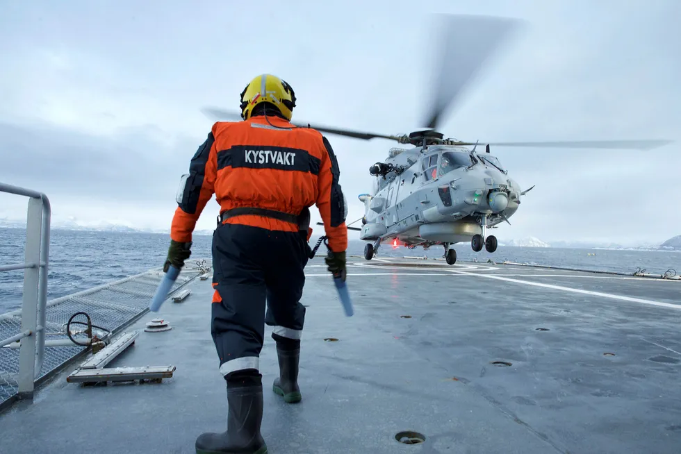 Flytting av seks av Forsvarets helikoptre fra Bardufoss til Rygge vil bidra til en marginal effektiviseringsgevinst innen Forsvaret, men lede til uante beredskapsmessige kostnader for andre sektorer i nord. Her lander Eet NH-90 helikopter på kystvaktfartøyet «KV Senja».