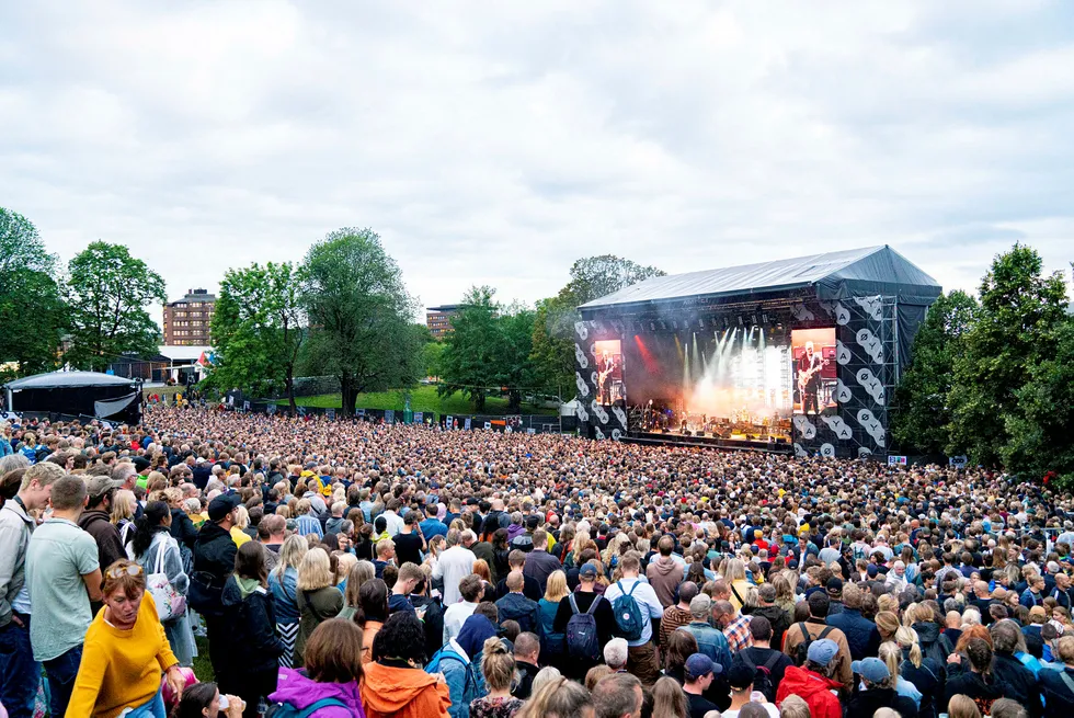 Masse folk hadde møtt opp i amfiet på Øyafestivalen onsdag for å få med seg det britiske bandet The Cure.