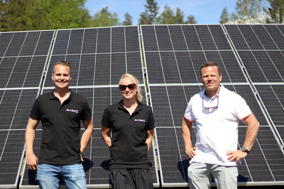 Fra venstre: Salgs- og markedsansvarlig i El av Sol, Michael Haug, daglig leder i El av Sol Norge, Charlotte Asskildt og grunneier Per Anders Buer.