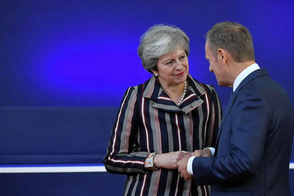 EU-president Donald Tusk (til høyre) opplyser at brexit-avtalen med britene og statsminister Theresa May nå er godkjent.