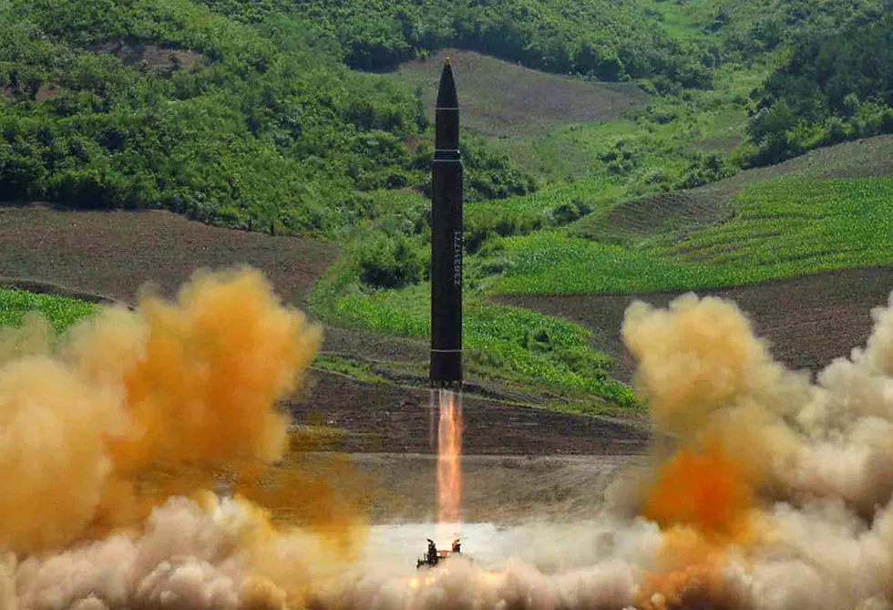 Dette bildet fra juli er delt ut av nord-koreanske myndigheter og skal vise oppskytingen av en Hwasong-14 -rakett med svært lang rekkevidde.