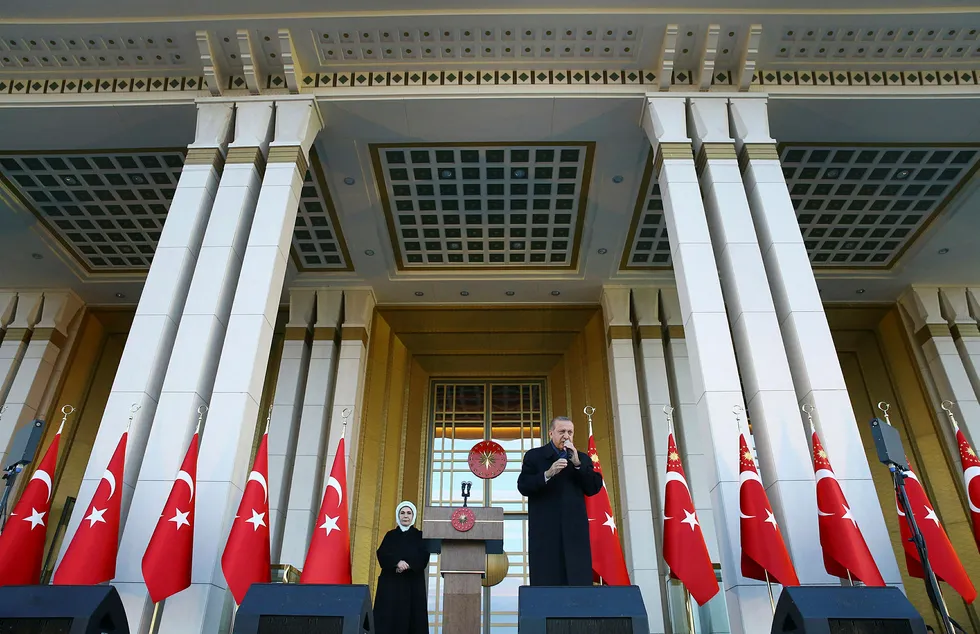 Tyrkias president Recep Tayyip Erdogan har fått telefon og gratulasjoner fra Donald Trump etter folkeavstemningen. Foto: Press Service via AP/NTB Scanpix