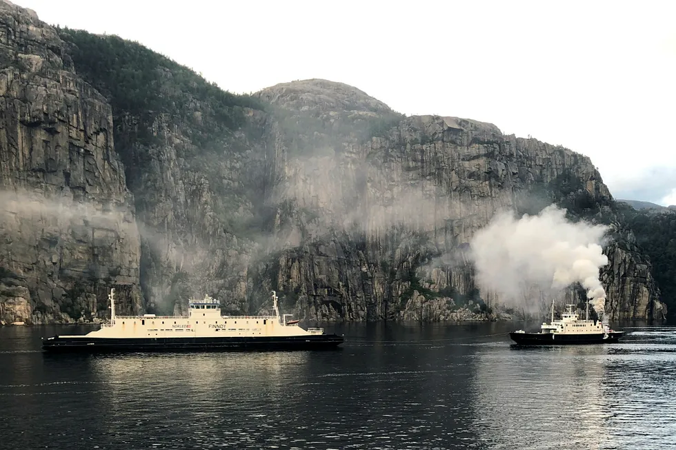 49 passasjerer er evakuert på grunn av brann i ferja Eid (t.h.) i Lysefjorden i Rogaland. Det er ikke meldt om personskader. Ferja Finnøy (t.v.) kommer til unnsetning.
