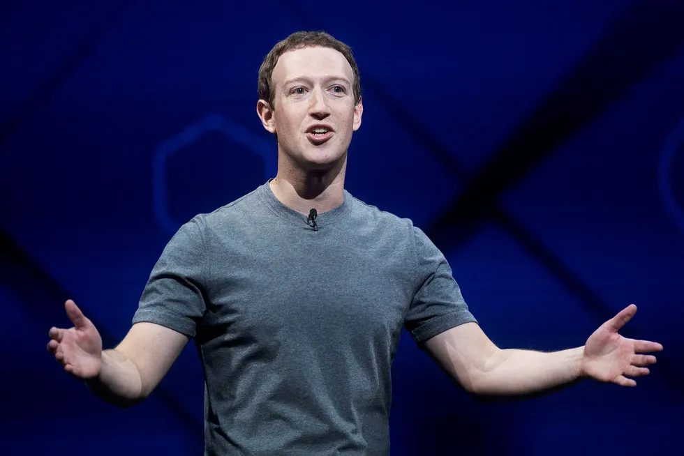 Investorer har forhåpninger om at roboter kan ta over mye av moderatorjobben på Facebook. Men selskapets toppsjef, Mark Zuckerberg, mener det kan ta tid. Foto: Noah Berger/AP/NTB Scanpix