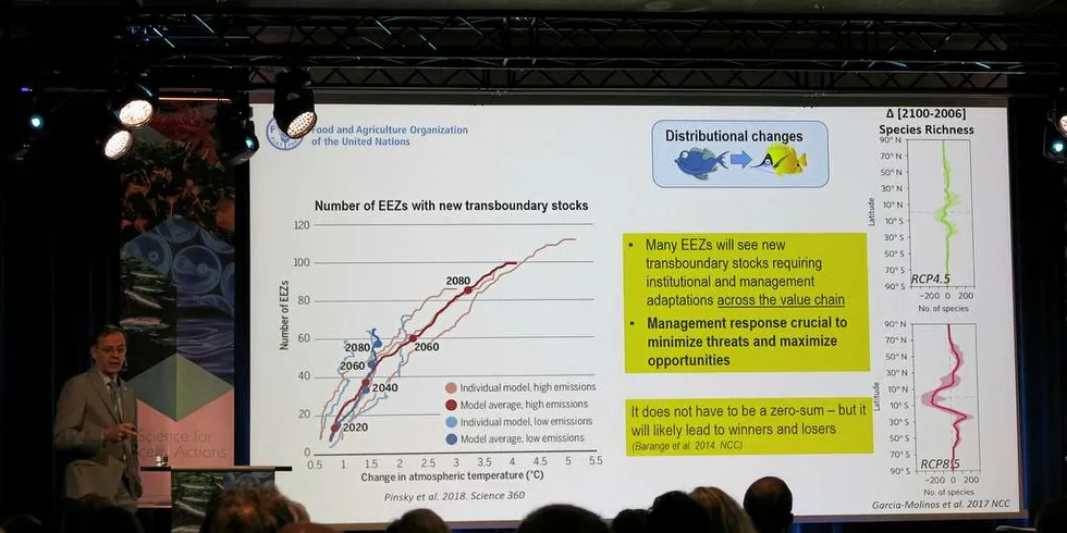 KLIMA: En rekke fiskebestander vil flytte seg til andre soner. Dess mer utslipp og dess varmere verden blir, dess flere soner blir berørt, viser Manuel Barange, i FN-organisasjonen FAO.Foto: Nils Torsvik
