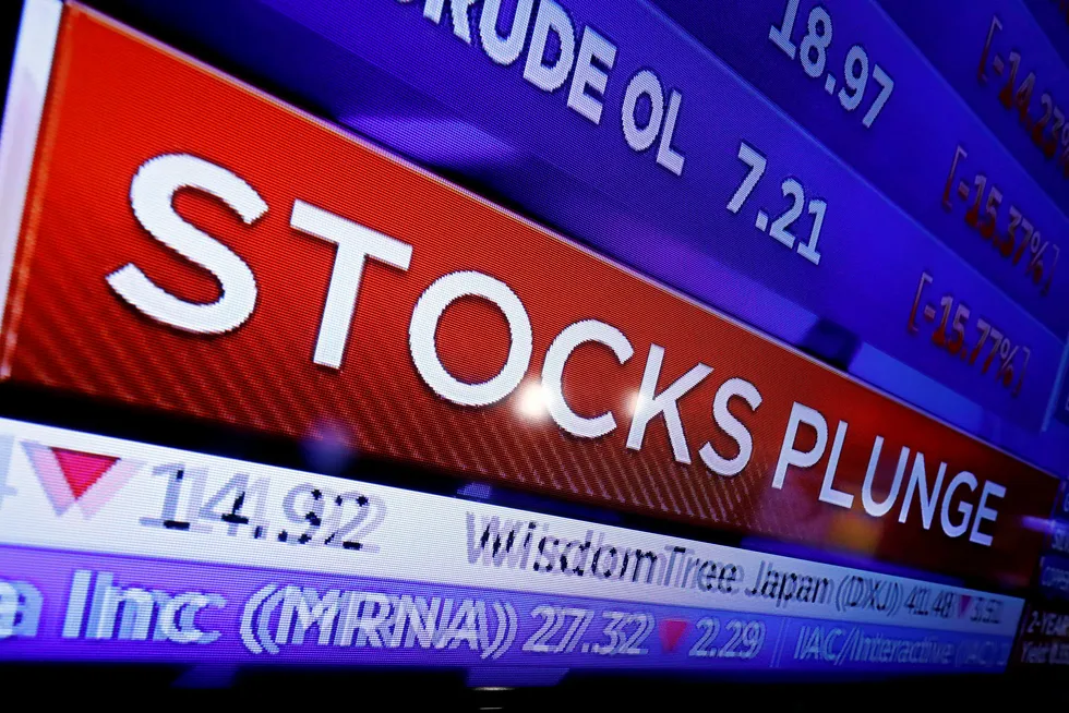 Alle piler peker nedover på Wall Street, der hovedindeksene Dow Jones, S&P 500 og Nasdaq alle stupte i løpet av mandagen.
