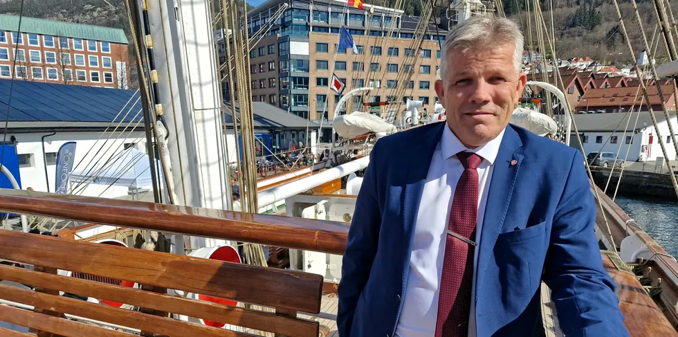 Fiskeri- og havminister Bjørnar Skjæran avbildet på Statsraad Lehmkuhl i etterkant av regjeringens havkonferanse mandag.