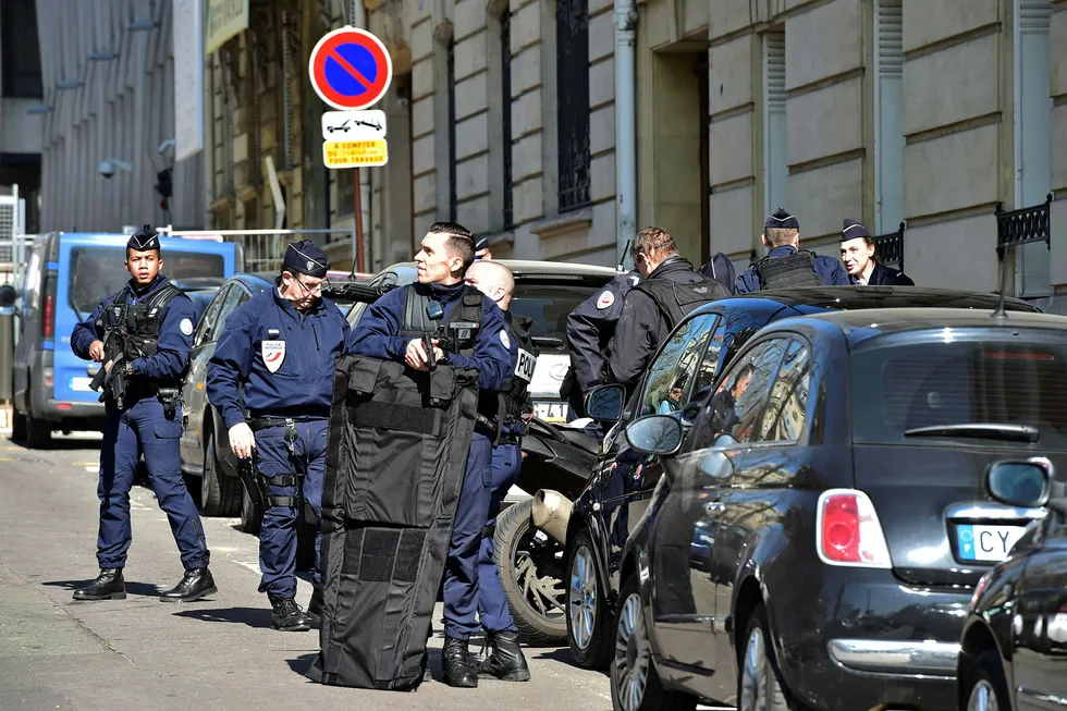 Fransk politi sikrer området nær IMFs kontorer i Paris etter at en brevbombe eksploderte i lokalene torsdag. Foto: CHRISTOPHE ARCHAMBAULT
