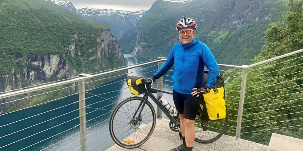 Jørn Ivar Berg sykla frå Nordkapp til Lindesnes i ferien. Her er han i Ørnesvingen i Geiranger.