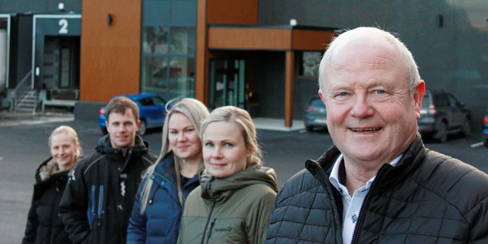 Karsten «Kakki» Austevoll og borna føre fabrikkbygningen til Inka AS. Frå venstre: Alfhild, Knut Jørgen, Kari Marie, Linda og "Kakki" sjølv.