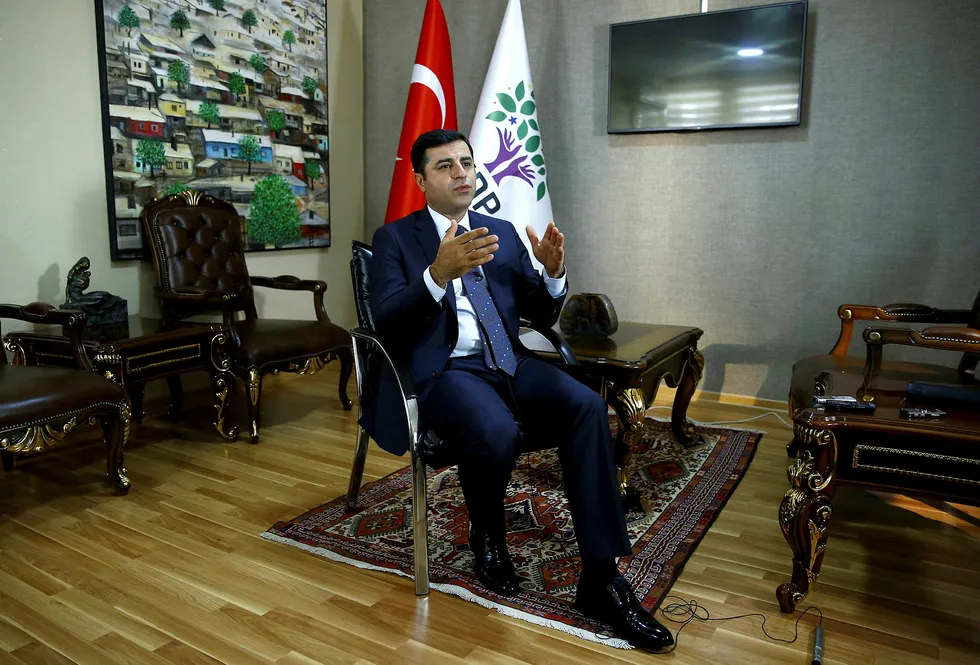 Lederen av det prokurdiske partiet HDP, Selahattin Demirtas, ble brysom for Tyrkias president. Nå sitter Demirtas fengslet. Foto: Umit Bektas/Reuters/NTB Scanpix