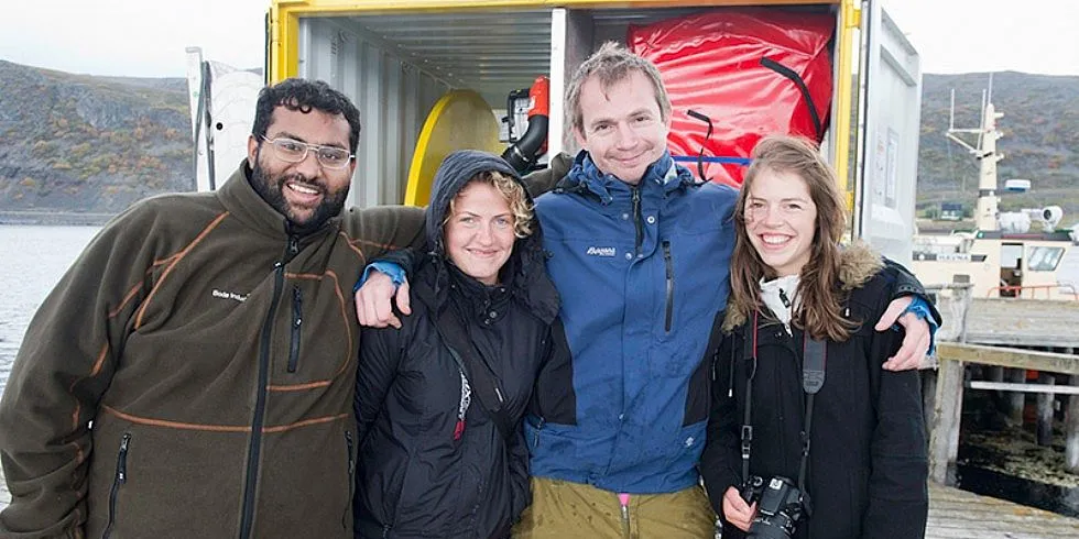 OLJEVERN: Adrian Arulanandam, Kristine Lindtveit, Eirik Faste og Linn Anette Haug deltok i forrige uke på oljevernøvelse i Finnmark. Foto: Inge Wahl