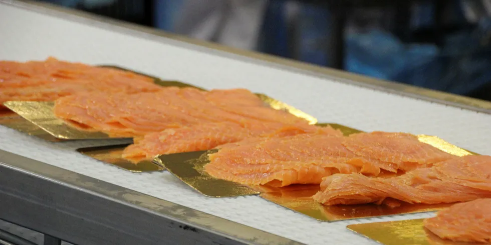 Marine Harvest utsetter beslutningen om hvorvidt deres fabrikk for røkt laks i Frankrike skal gjenreises. Illustrasjonsfoto.