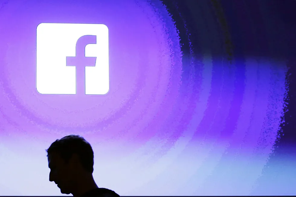 Facebook-sjef Mark Zuckerberg har fått nye bekymringer den siste uken. Selskapet har falt kraftig på børs etter spørsmål om hvordan brukerdata fra 50 millioner brukere kunne havne hos et politisk konsulentselskap. Foto: Marcio Jose Sanchez/AP/NTB Scanpix