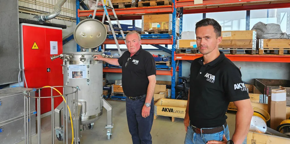 Inge Strøm (t.v.) og Christian Sivertsen viser frem en tank med vann som brukes til trykktesting av utstyr.