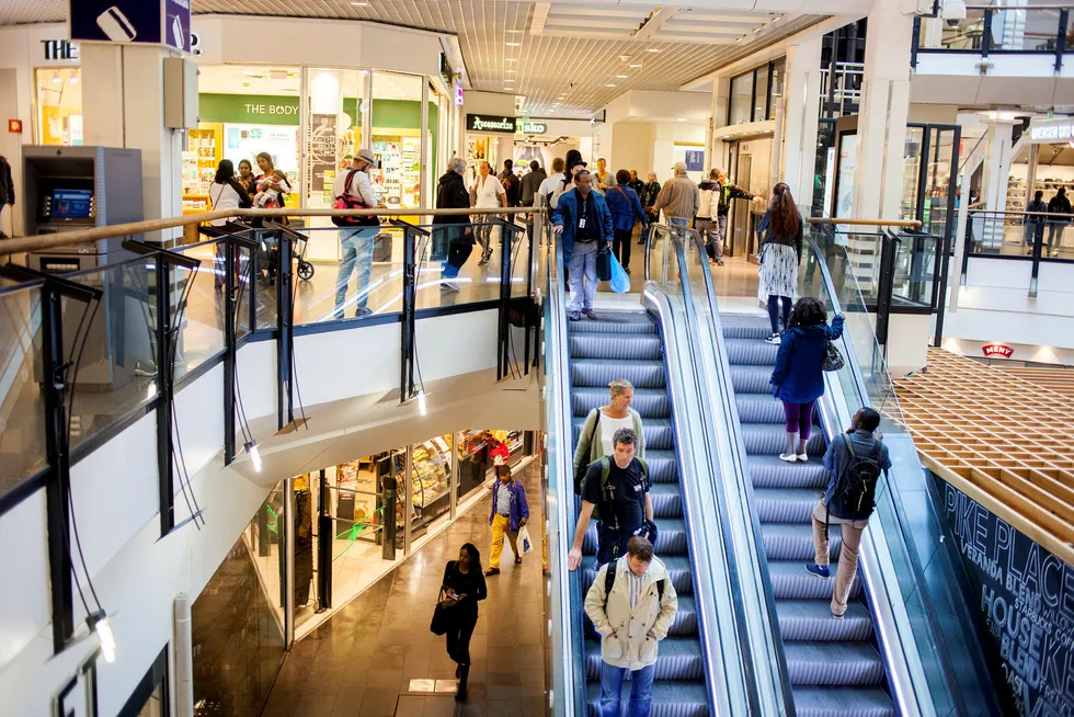 Veksten i norske konsumpriser er i ferd med å avta, viser nye tall. Bildet er fra kjøpesenteret Oslo City i Oslo. Foto: Javad Parsa