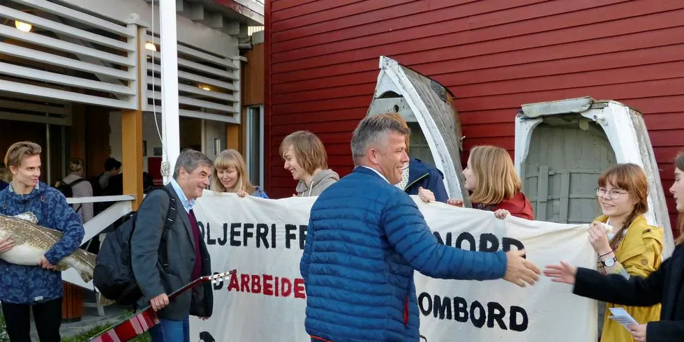 I NORD: Arbeiderpartiets fylkesstyrer i Nordland, Troms og Finnmark samla på Sommarøya hausten 2016. Natur og Ungdom protesterte mot oljeboring i Lofoten, Vesterålen og Senja.