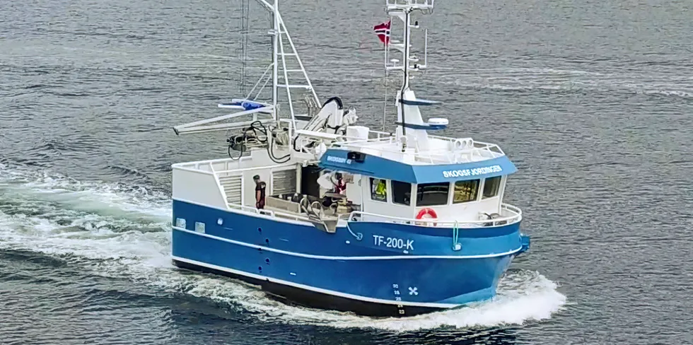 Den nye sjarken «Skogsfjordingen» er bygget ved GOT Skogsøy i Mandal. Fisker Thomas Pettersen hentet båten onsdag. Nå er han på vei hjem til Kvaløyvågen.