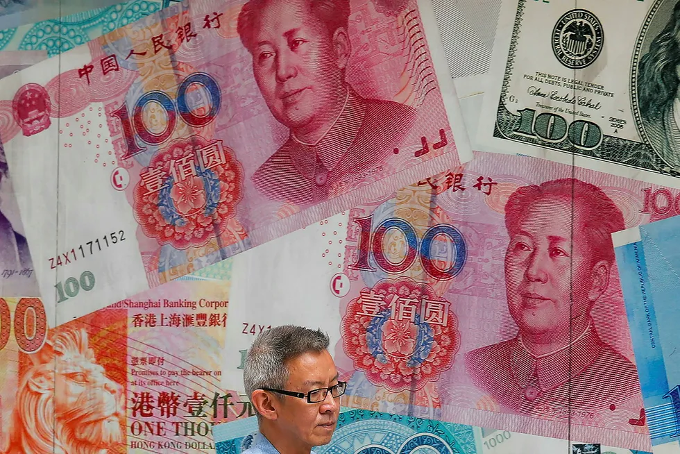 Den kinesiske valutaen yuan har svekket seg til det laveste nivået mot amerikanske dollar på 11 år.