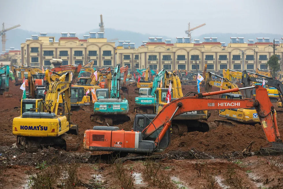 Et titall gravemaskiner og bulldosere har begynt å jevne et 25 målt stort område til jorden i Wuhan – episenteret for utbruddet av den dødelige virussykdommen. Innen ti dager skal et nytt isolatsykehus være i full drift.