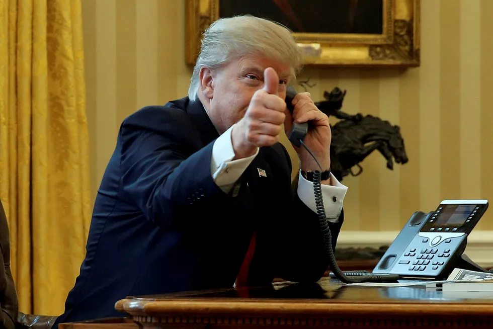 President Donald Trump, her på telefonen med Saudi Arabias King Salman. Foto: REUTERS/Jonathan Ernst TPX IMAGES OF THE DAY