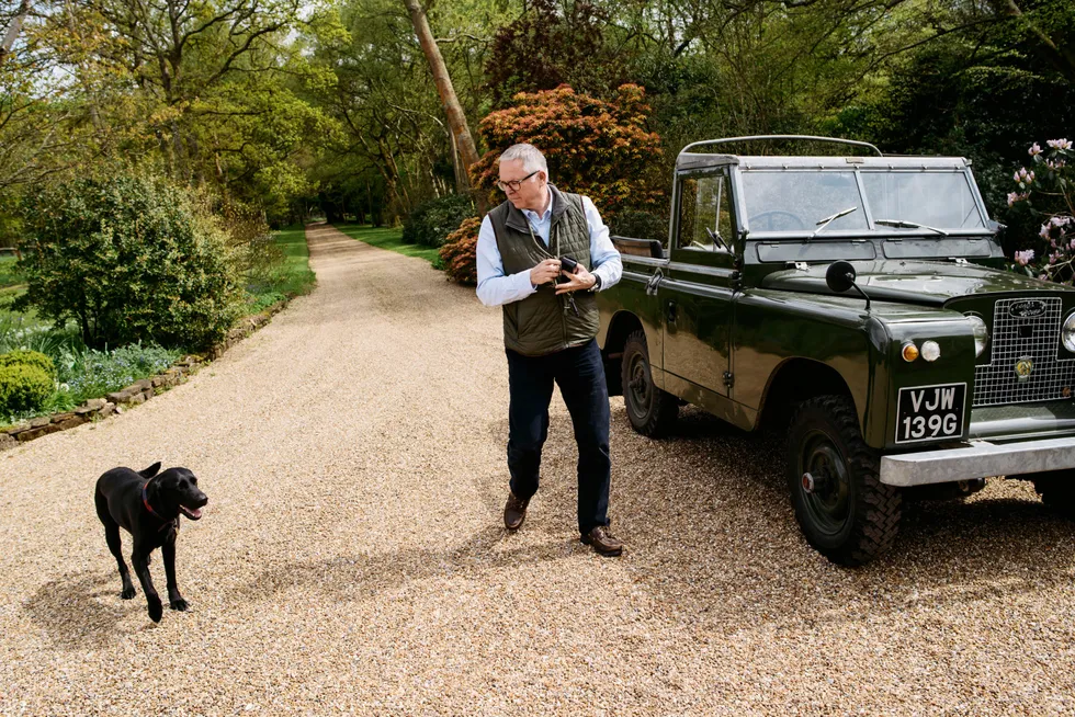 John Knight og hunden Monty kjører rundt i Land Roveren til John i landsbyen der han bor, ca en time utenfor London. Foto: Tommy Ellingsen ---