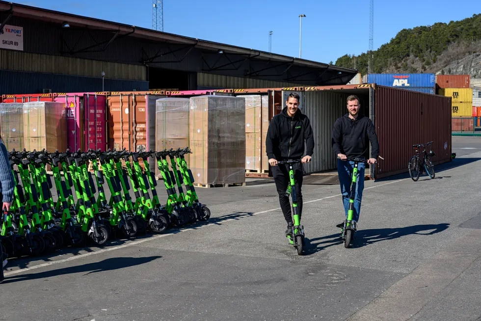 Elsparkesykkel-selskapet Ryde har vekket både begeistring og raseri omtrent alle steder det har etablert seg. Her er gründerne Johan Olofsson (venstre) og Espen Rønneberg avbildet da selskapet gikk inn i Oslo tidligere i år.