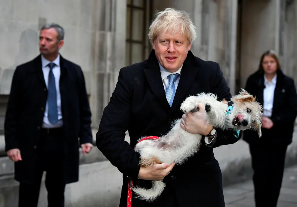 Som ventet stemte det britiske Underhuset for Boris Johnsons forslag til brexitlov. Her er statsminister Boris Johnson fotografert sammen med hunden sin Dilyn.