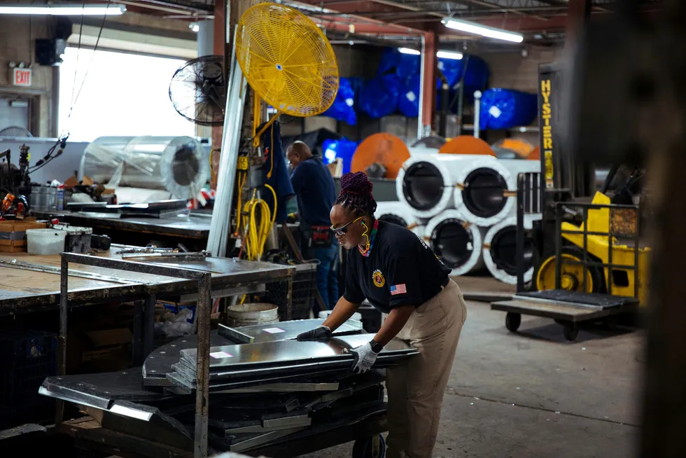 En blikkenslager setter sammen metallplater til kanalsystem ved Contractors Sheet Metal i New York.