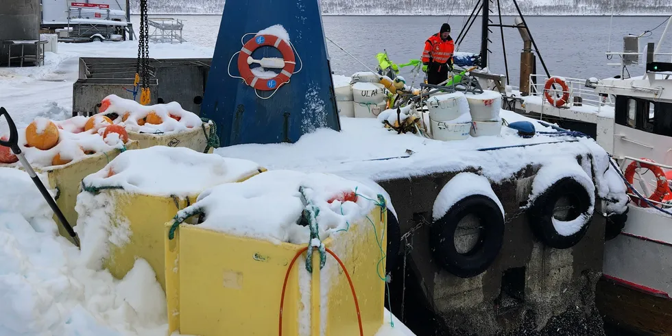 Stort og tungt linebruk må tas opp fra sjøen og overføres til neste båt før det settes ut igjen når reglene skal følges.