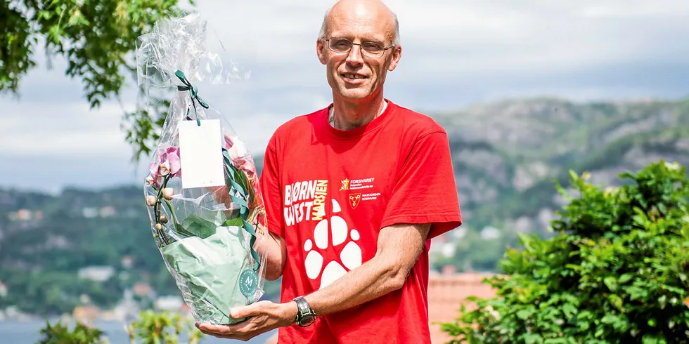 GODT RÅD: Havforsker Bjarte Bogstad får blomst av tidligere fiskarlagleder Reidar Nilsen for et godt kvoteråd på torsk.