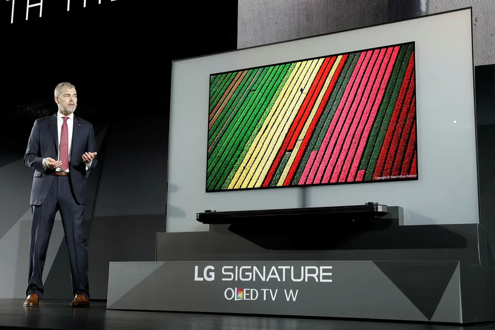 David VanderWaal, markedsdirektør for LG Electronics USA, viser frem LG Signature OLED TV W under LGs pressekonferanse på CES 2017. Foto: NTB Scanpix/AP Photo/John Locher