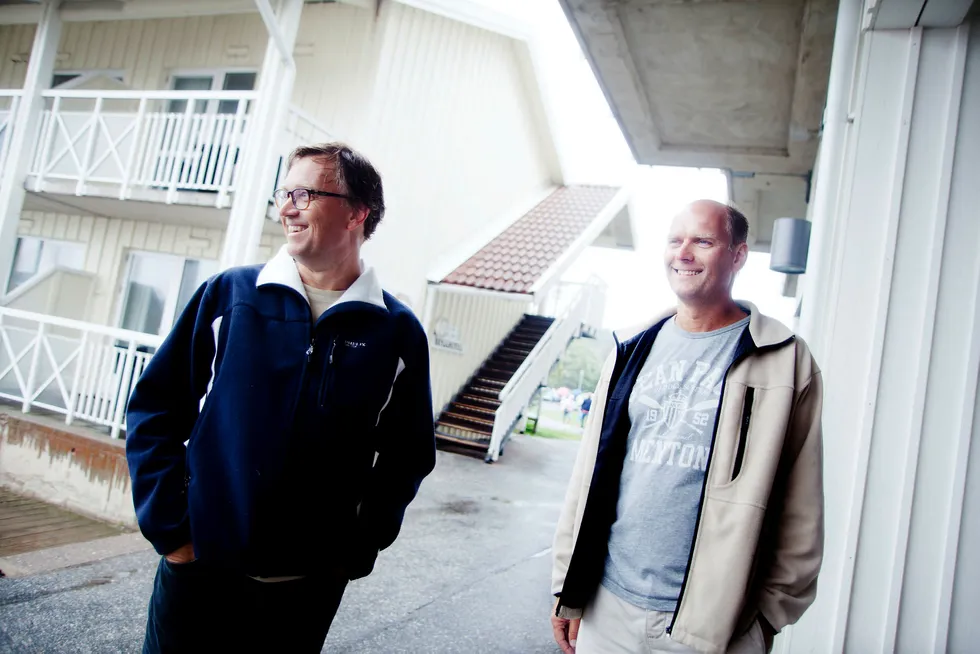 Brødrene Kristian (venstre) og Roger Adolfsen har tjent mye penger på hoteller, barnehager, helsetjenester og asylmottak. Om sommeren styrer de konsernet fra Grebbestad i Sverige, hvor de eier Tanumstrand Resort. Foto: Fartein Rudjord