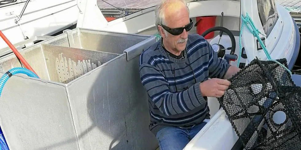 UTE: Knut Jarle Beitveit (65) har fisket leppefisk i ti år og vært fisker i 51 år, men stenges ute fra det lukkede fiske etter leppefisk fordi han er uføretrygdet og må stå på Blad B med status som deltidsfisker.Foto: Privat