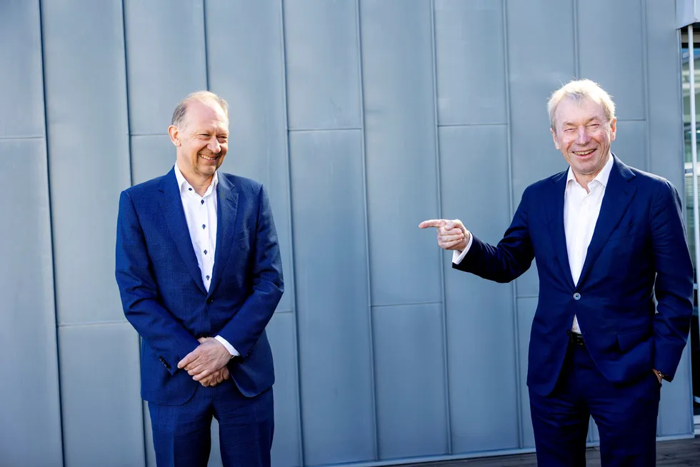 Jarle Roth (til venstre) gikk av som sjef for Umoe rett før årsskiftet. Her avbildet i 2021 sammen med hovedeier og styreleder Jens Ulltveit-Moe.