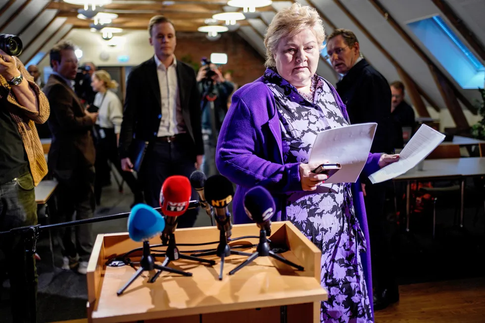 Høyre-leder Erna Solberg gikk hardt ut mot ektemannen Sindre Finnes da hun presenterte hans liste over aksjehandler fredag. – Alvorlig tillitsbrudd, sa hun.