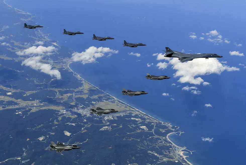 Sør-Korea, Japan og USA med felles militærøvelse. Bildet viser amerikanske og Sørkoreanske fly over Korea-halvøya i september. Foto: Steven Schneider/AFP/NTB Scanpix