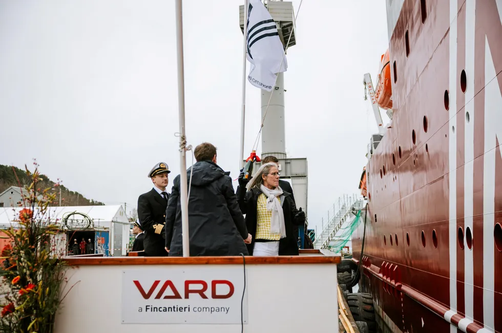 Fra venstre: kaptein på Norwind Hurricane Lennart Nordstrand, CEO i VARD Alberto Maestrini, CEO i Norwind Offshore Svein Leon Aure, gudmor Merete Schneider Dengsoe, verftsdirektør på Vard Brattvaag Arnt Inge Gjerde.