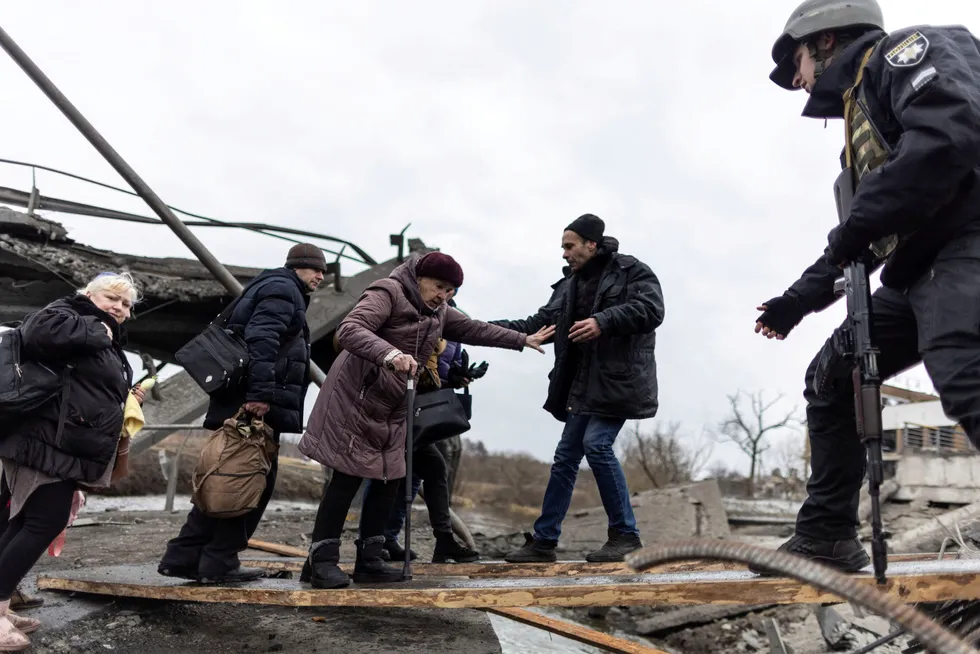 Krigen har skapt et nytt Europa, skriver Ulf Sverdrup. Innbyggere i byen Irpin nær Kyiv evakueres 7. mars.