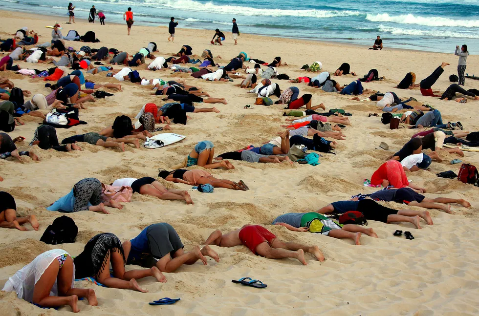 Dyster rapport om helsekonsekvenser av klimaendringene. Bildet viser en gruppe på rundt 400 demonstranter som på den berømte stranden Bondi Beach i Sydney for få år siden på en billedlig måte sa fra om at den australske regjeringen stakk hodet i sanden om klimaendringene.