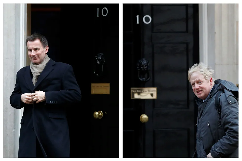 Når medlemmene i det britiske konservative regjeringspartiet skal velge ny partileder må de velge mellom disse to kandidatene, nåværende utenriksminister Jeremy Hunt, (til venstre) og storfavoritten tidligere utenriksminister Boris Johnson.
