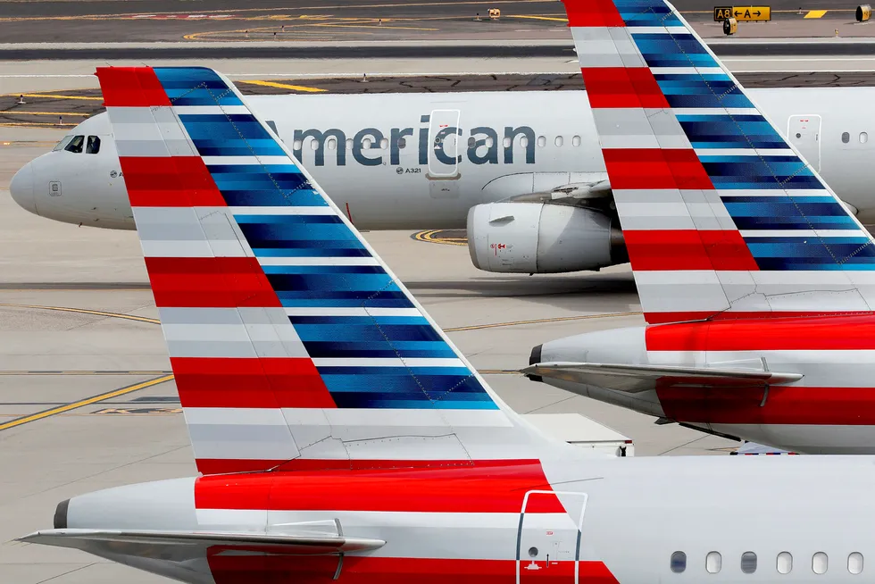 American Airlines (bildet) og United Airlines har lagt planer for å si opp tusener av ansatte.