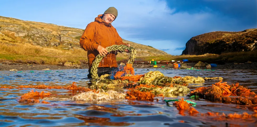 Programlederen for «Plasthavet» på NRK, Kenneth Bruvik, har selv en fortid som fiske. Han vil ikke rette pekefingeren mot noen, men mye av søppelet han finner i kystnaturen stammer fra fiske.