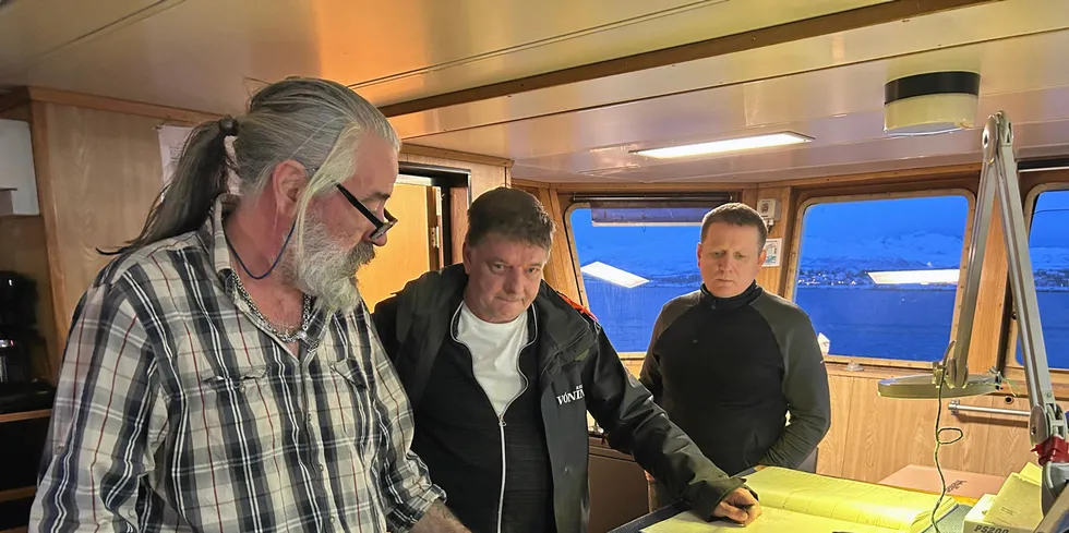 Skipper Kjell Endresen, flankert med styrmann Helgi Davidsen og maskinist Geir Lauvik, på brua på «Prowess» før avreise fra Tromsø desember 2022. Mandag var de igjen på vei til Tromsø, og følgelig for langt unna til å kunne bistå i søket etter mannen som falt over bord fra «Hunter»