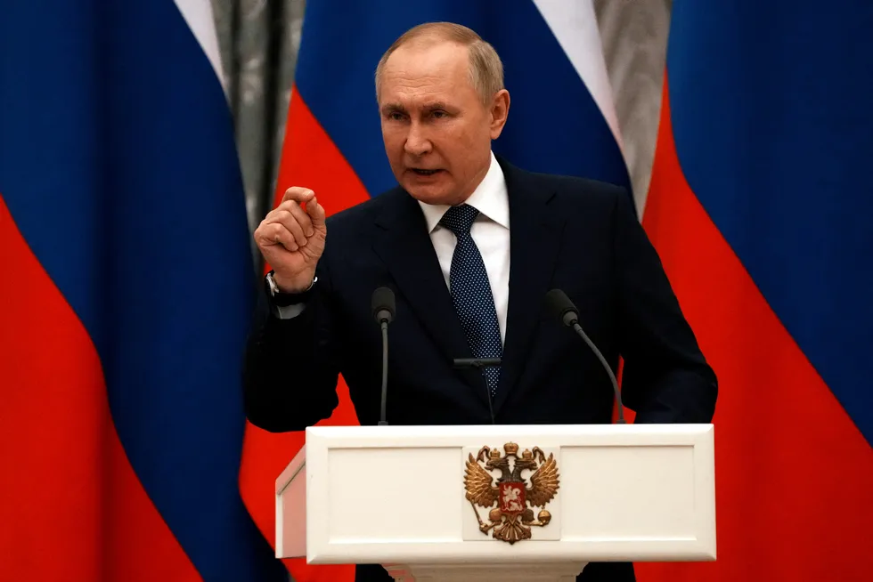 Russlands sterke mann Vladimir Putin bestemmer om det blir invasjon i Ukraina.