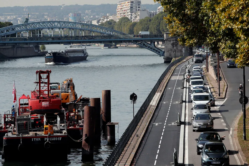 Paris er blant byene som planlegger å forby bensinbiler i fremtiden. Foto: Christophe Ena
