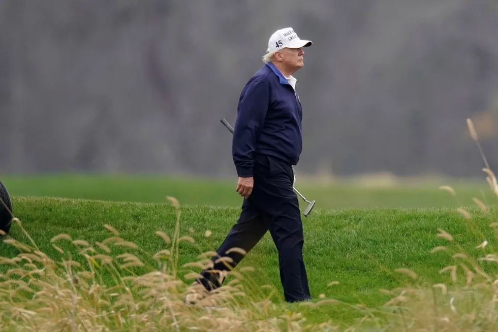 President Donald Trump forsøker å legge grunnlaget for et politisk comeback. Søndag spilte han golf på Trump National Golf Club i Sterling i Virginia.